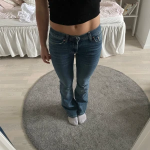 Low waist bootcut jeans - Lågmidjade jeans från gina! Super fina! Helt slutsålda. Använda fåtal gånger för att de inte passar mig💗nypris 500kr