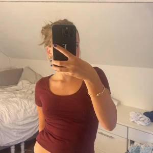 Röd tröja - Jätte bra skick, och använd Max 3 gånger🥰