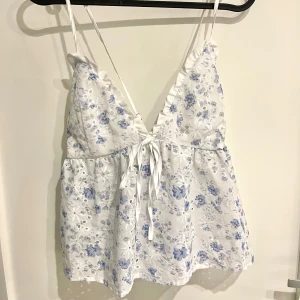 Blommigt linne - Blommigt oanvänt linne🙂från shein så kvaliteten är inte helt 100, men fungerar!