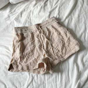 Shorts i linne material 