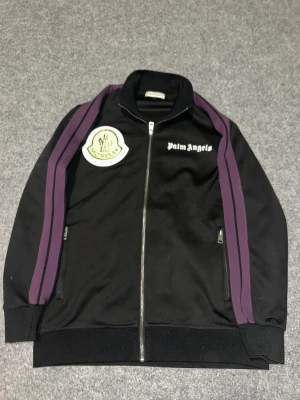 moncler x paml angels  - den är fin och är i bea skick 