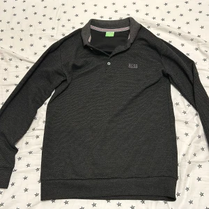 Svart Hugo boss pike  - Hej säljer min svarta Hugo boss piké. De är en perfekt för pike nu inför sommaren. Den är i topp skick. Köpt för original pris 1300kr