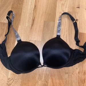 Victoria Secret bh - En jätte fin push up bh från Victoria Secret i storlek 34B som motsvarar 75B ungefär. Har använt ett fåtal gånger och den har inga större defekter. Några få diamanter har lossnat men det är inget man märker.💓