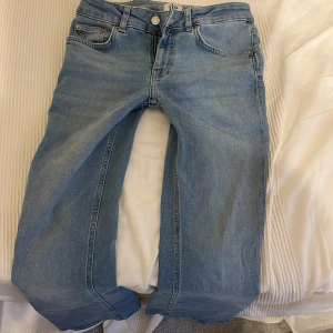 Jeans - Säljer dessa jättefina Lågmidjade jeansen från lager 157 som inte kommer till användning längre men är i perfekt skick. Passar nog de flesta längderna men jag är 177 för referens och brukar ha 82 innerbenslängd på jeans.💕skriv om ni har några frågor💕