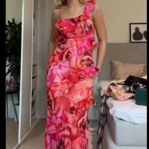 Blommig långklänning med volang - Supersnygg långklänning med volang❤️ jag är 169 centimeter och den är perfekt i längden! Osäker om jag vill sälja varav priset❤️ helt oanvänt och prislappen är kvar