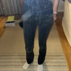 Jeans - Säljer dessa jättefina Lågmidjade zara jeans som inte finns att köpa längre. De är i bra skick förutom en defekt som lite längre ner från dragkedjan men är ihopsytt. Säljer då jag har andra jeans jag föredrar. 💕 ställ gärna frågor💕