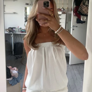 Vit bandeau topp - Superfin och aldrig använd! Pris kan diskuteras vid snabba och smidiga köp❤️