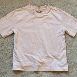 LJUSROSA T-shirt 🩷 - Säljer denna ljusrosa tröja från Gina tricot, säljer för att den har en liten fläck på som inte går bort  🩷