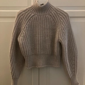 Stickad tröja  - Mycket fint skick! Knappt använd