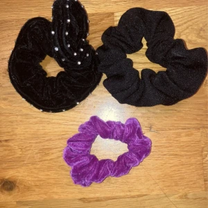 Scrunchies  - Säljer pga de bara tar plats och jag andvänder inte dem längre, men de sätter upp håret jätte bra ❤️