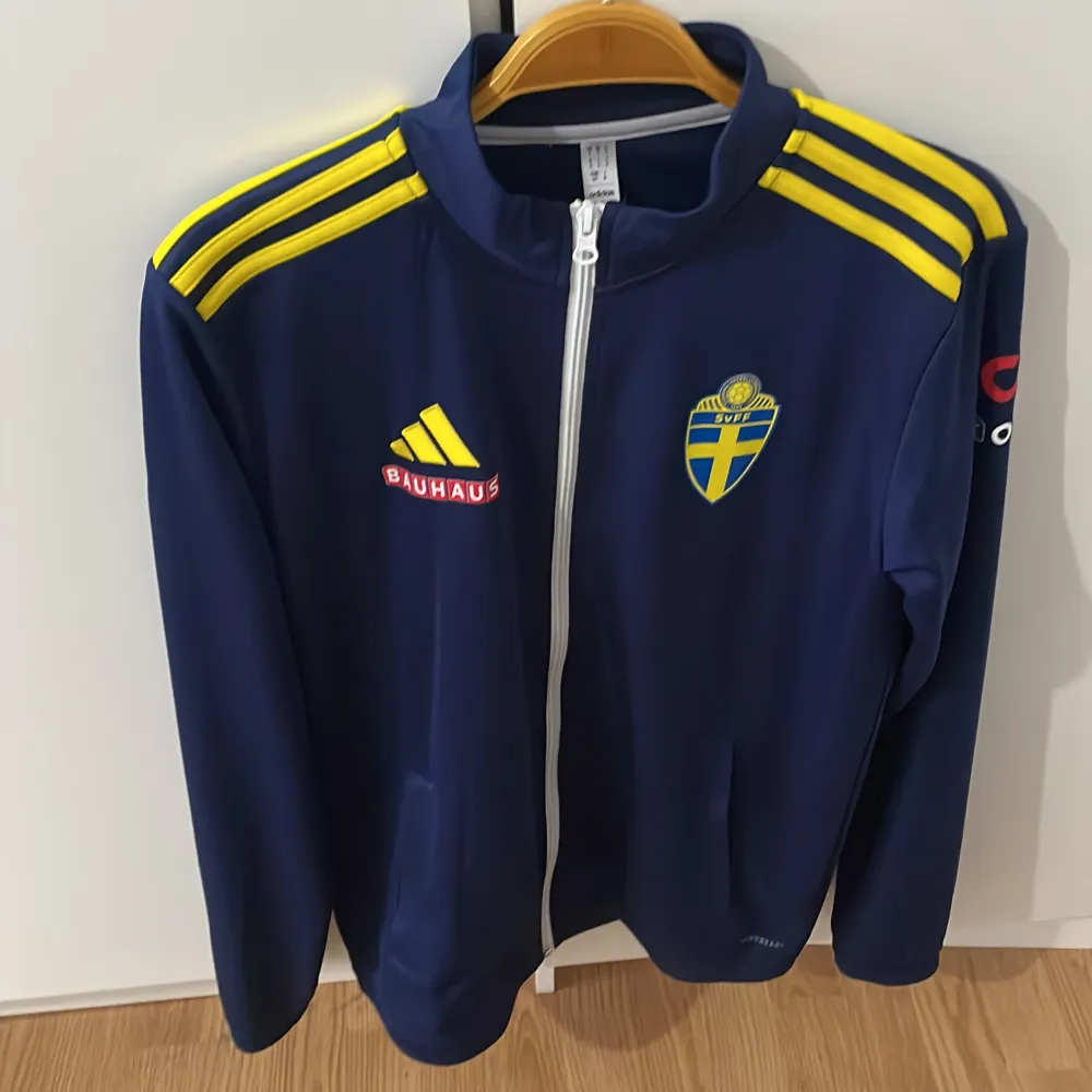 Mycket fina kläder för den svenska fotbollslaget, alla tre för endast 700. Sportswear.