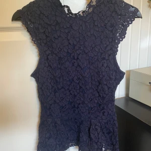 Blå spetsblus  - Fin spetsblus från hm:) köpt second hand men är i bra skick