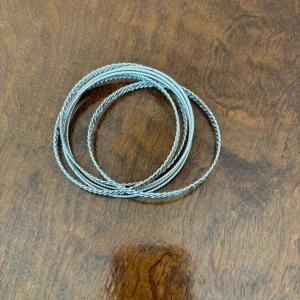 Ett set armband  - Ett set med armband som då sitter ihop. I toppen skick. kontakta mig för mått, frågor eller för fler bilder💗