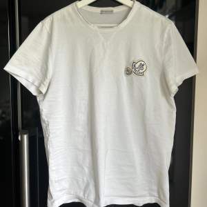 Namn: Moncler double logo patch t-shirt (vit). Nypris: 3110kr - moncler.com  Perfekt nu inför sommaren då vita t-shirts alltid går hem. 