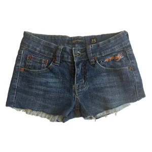 Ed hardy shorts - Low rise Hardy short Rhinestone studded back pocket   A 25 inch waist would generally correspond to a 32 in EU