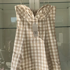 Underbar oanvänd klänning från Zara - Underbar klänning från Zara. Oanvänd med alla prislappar kvar. 