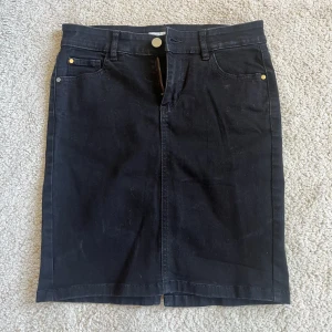 Svart jeans kjol - Från Cubus  Storlek S  Strechigt jeanstyg Köparen står för frakten❤️