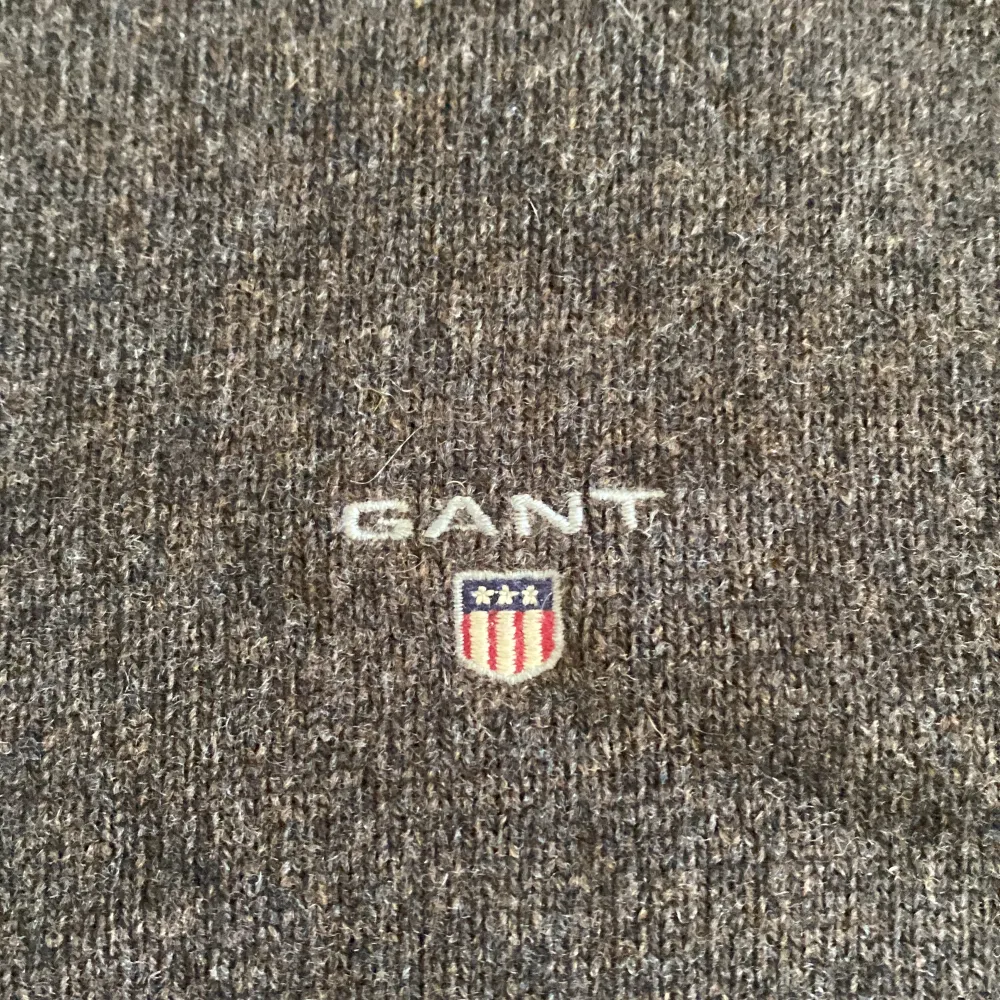 En fett Gant zip tröja med krage i storlek L. Den är stickad och köpt på GANT.se nypris 1200kr men säljer för 350kr inga defekter. Hör av er vid köp.. Tröjor & Koftor.
