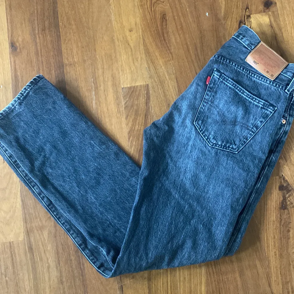 Levis 501 jeans mörkgrå w30L32. Mycket bra skick . Jeans & Byxor.