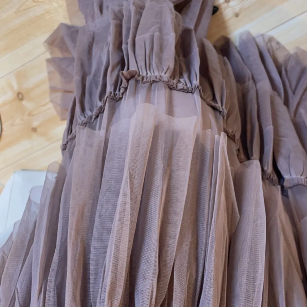 Säljer nu denna fina balklänning i storlek 38. Den är aldrig använd (bild 2 är lånad), alltså är klänningen i mycket bra skick samt med prislappen kvar på klänningen.. Klänningar.
