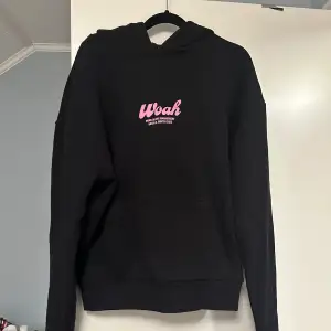 Woah hoodie i perfect skick, för stor för min flickvän så säljer den. Näst intill oanvänd 