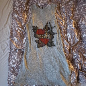 Somrig klänning  - Klänningen är köpt i prag för flera år sedan. Finns ingen tag på den så har ingen aning vart den är köpt eller exakta storleken. Alla paljetter sitter kvar.