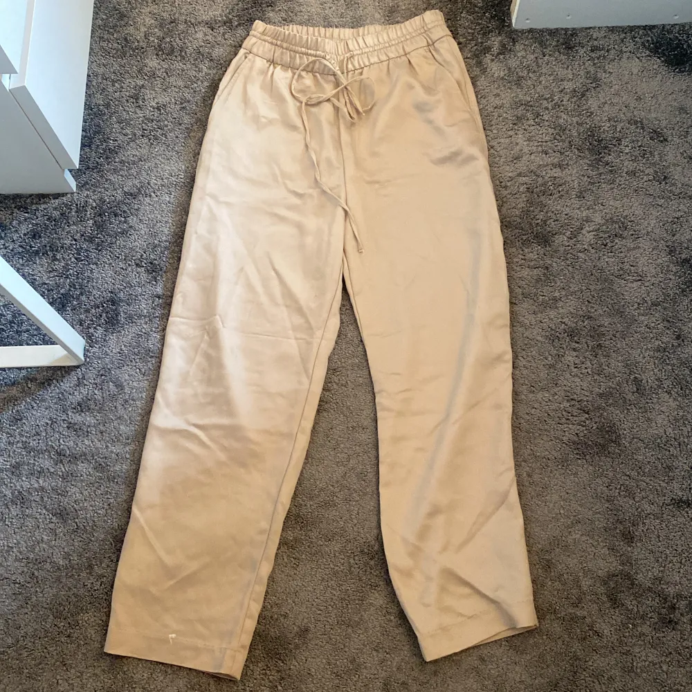 Passar för mig som är ca. 160cm, dock lite korta för min smak. Aldrig använda. Skönt silkesmaterial. Har fickor. Priset kan diskuteras och köparen står för frakten.. Jeans & Byxor.