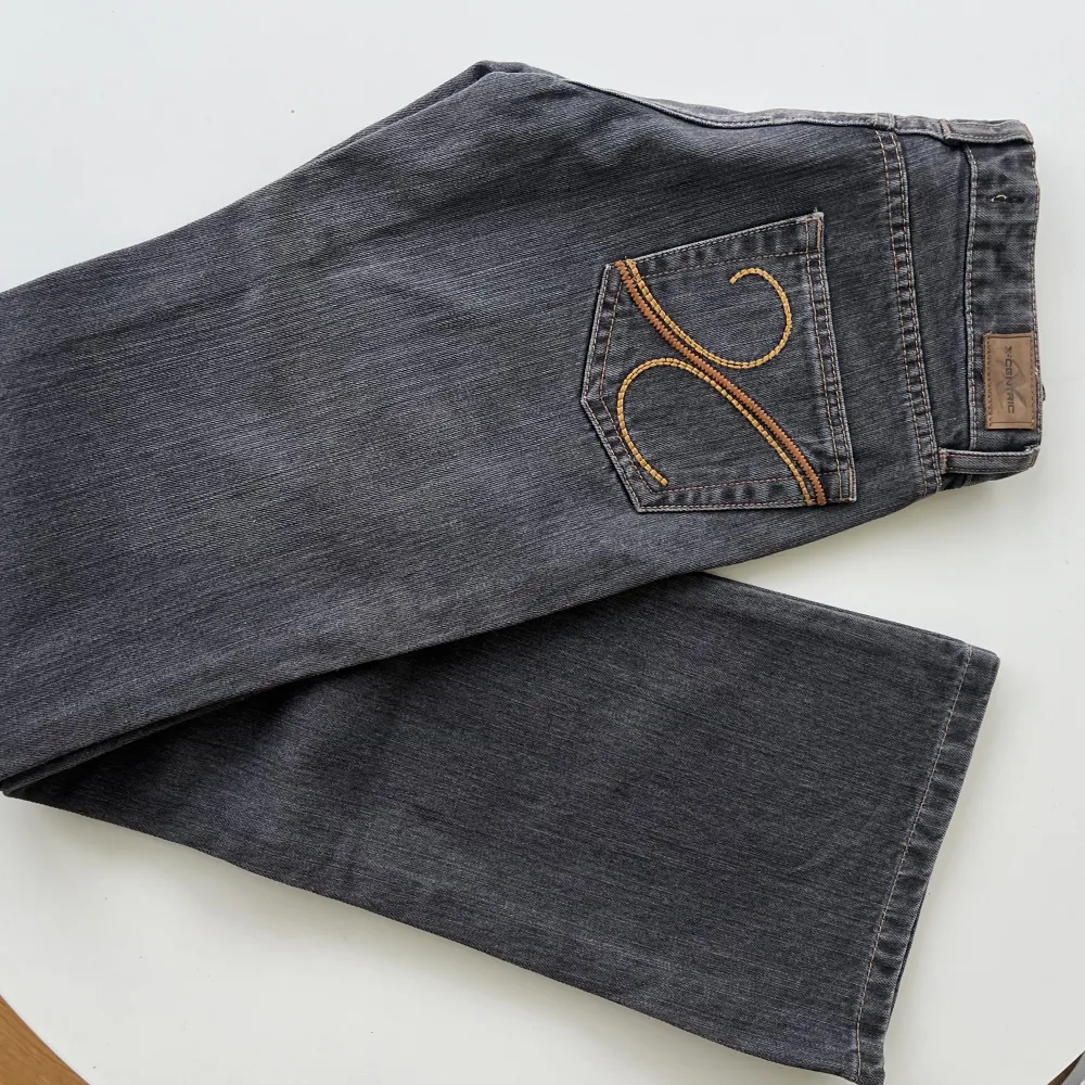 Low waist jeans med snygga fickor som tyvärr är alldeles för små för mig, innerbenslängd 82 skulle tro att byxorna är xxs-xs. Jeans & Byxor.