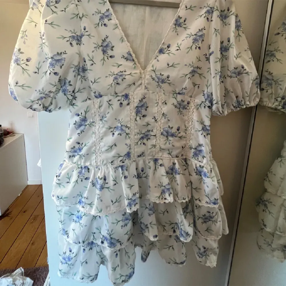 Jag söker denna vit och blå blommiga volang klänning från zara. Helst i storlek xs men s funkar ockås bra.. Klänningar.