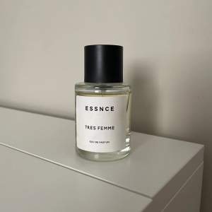 Säljer denna essnce parfym i Tres Femme🤍 knappt använd, och är en dupe på Chanel Mademoiselle 🤍 