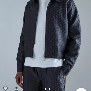 Helt omvända byxor  - Helt omvända byxor med lapp på