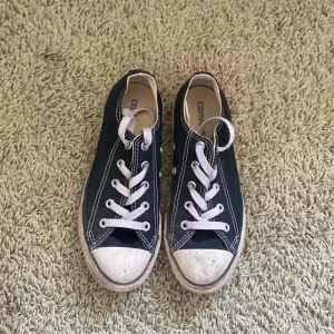 Låga converse strl 33 - Jag säljer nu ett par fina låga Converse i barnstorlek / storlek 33 då de inte passar någon i familjen längre. Dem är lite slitna därför priset :)