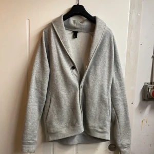 Tröja - 🔵 säljer denna schyssta tröja i toppskick, väldigt varm och passar under kallare kvällar, storlek xl men sitter mer som L, hör av er vid funderingar 🤝