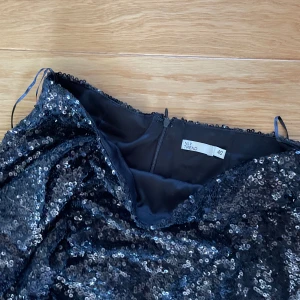 Nelly kjol glittrig - Jätte fin kjol aldrig använd bara legat i min garderob söker nytt hem 