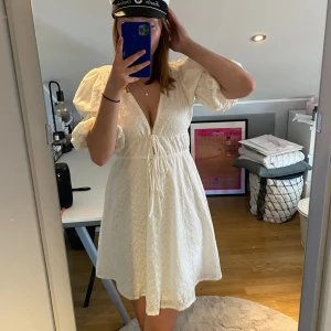 Vit klänning  - Jättefin klänning som passar perfekt till skolavslutning eller student. Jag hade tänkt ha den på min men bestämde mig sen för en annan. Köpt på plick men är i nyskick bara använd 1 gång av tidigare säljare. Banden är justerbara så storleken varierar❤️