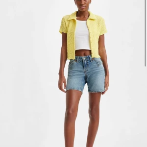 *HELT NYA* Levi’s Noughties Shorts 00’s - Aldrig använda Levi’s shorts med alla lappar kvar. Storlek 28 jeans. Jag bär vanligtvis S och de passar mig. Originalspris är 719kr. Shortsen är låg/midrise. Priset går att disskutera vid snabb affär! (Denim Shorts)