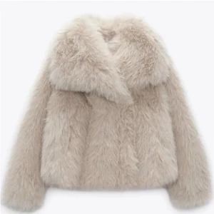 Zara pälsjacka - Trendig supercool pälsjacka från zara som inte längre säljs💓säljer då jag har andra jackor som jag använder mer💓Jackan är i mycket bra skick och finns inga defekter💓storlek M men passar mig perfekt som brukar ha S! Nypris är 1300💓