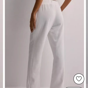 Linnebyxor  - Helt nya linnebyxor från Nelly säljs för köpte fel storlek! Säljaren står för frakten finns möjlighet till upphämtning.