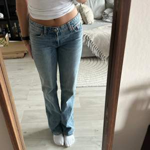 Intressekoll på dessa lågmidjade raka jeans från zara i storlek 36. Använda några gånger🙌🏻 Nypris 399kr, säljer vid bra bud🤍