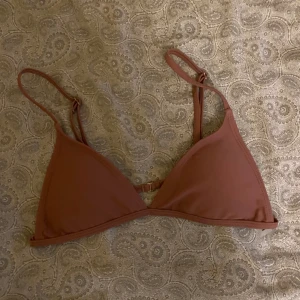Bikini topp - Säljer min beige/bruna bikini topp från shein i storlek S. Bikinin har sällan använts och är i bra skick. Pris kan diskuteras💕