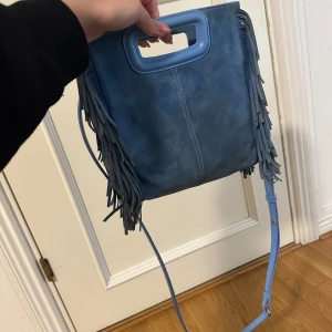 Maje väska  - Säljer min fina blå maje väska i storlek medium. Lite smutsig men ändå fin. 