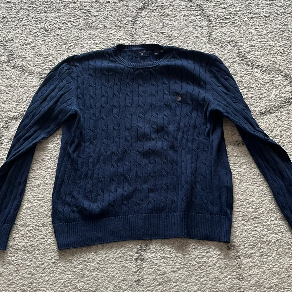 Säljer nu en ribbad gant tröja i strl 158/164. Inga fläckar eller skador på tröjan men den är använd. Vid mer frågor eller bilder hör av dig!. Tröjor & Koftor.