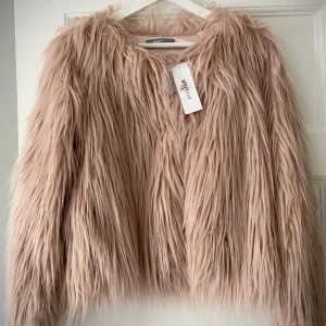Fuskpälsjacka från Gina Tricot - Rosa beige fuskpälsjacka från Gina i stl.M med prislapp. Nypris 399kr. 