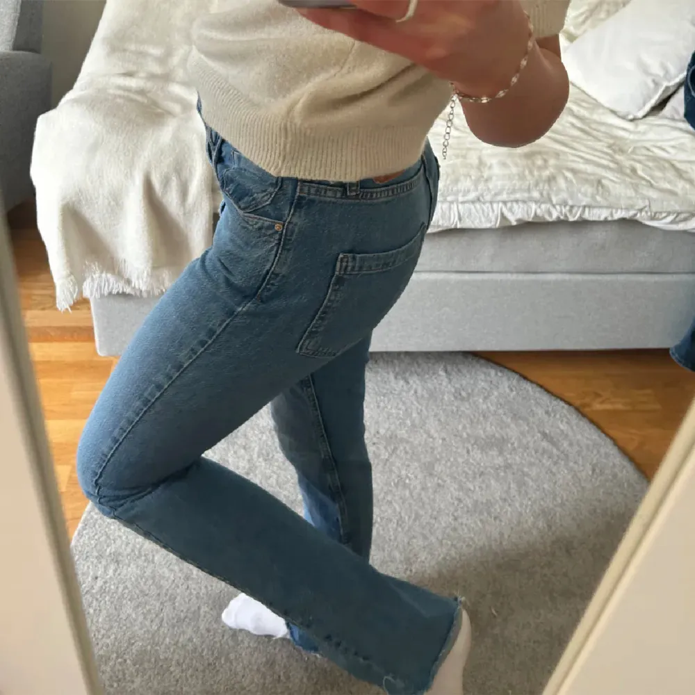 Fina jeans från zara, nästan aldrig använt. Skriv privat för fler bilder ☺️. Jeans & Byxor.