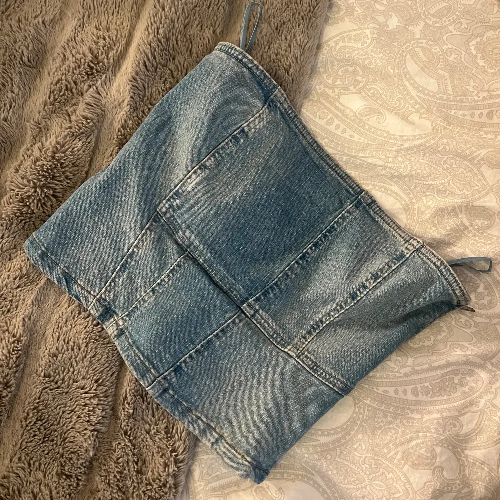 Populär Jeans topp från Zara!   Knappast använd, i storlek S Pris kan diskuteras 🫶🏽. Toppar.