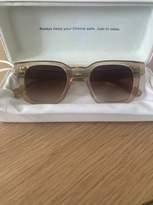 Chimi 04 Ecru - Riktigt fina Chimi 04 som är väldigt trendiga nu, skicket är 9/10 i färgen ecru 