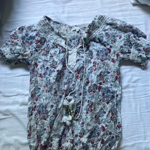 Fin blus  - Säljer denna fina blis från Kappahl i storlek xs för 85kr+ frakt (priset kan dock diskuteras!) jätte fin blus nu till våren och sommaren!