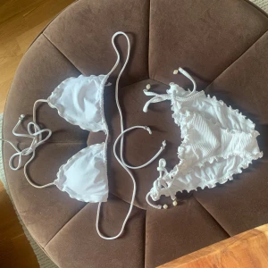 vit bikini strl S/40 - Överdel S underdel 40 (mer som en 38) från Nelly och H&M 