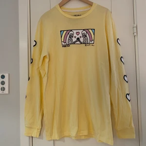 Ny gul långärmad T-shirt från Shirtz.cool i str L - Ny gul långärmad T-shirt från Shirtz.cool i strl L. Funkar både till killar och tjejer.  Ny, aldrig använd.  Mått Över axeln: ca 50 cm Längd från axeln och ner: ca 69 cm  100% bomull   Kommer från ett djur och rökfritt hem.