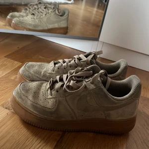 Nike skor!  - Asså dom här e använda men dom funkar ju fortfrande tbh. Dom är bra till våren och sommaren och väldigt sköna ändå. 